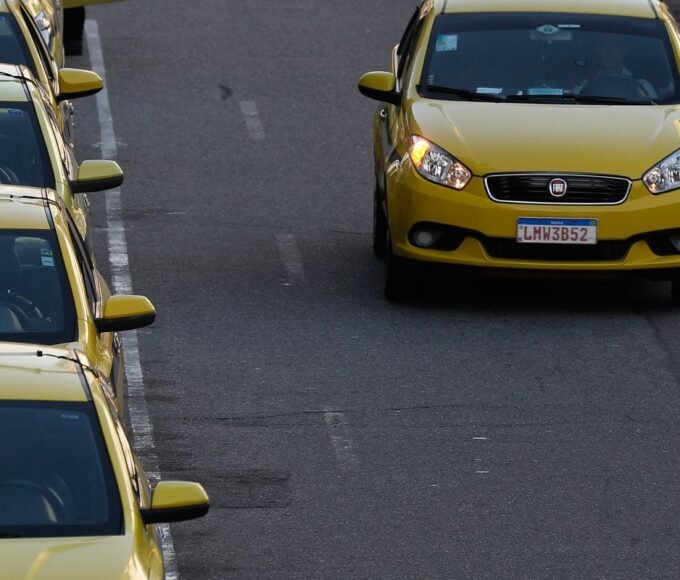 Governo publica MP que destina R$ 30 bi a taxistas e motoristas de app 14 taxi rj ffraz 05072110182