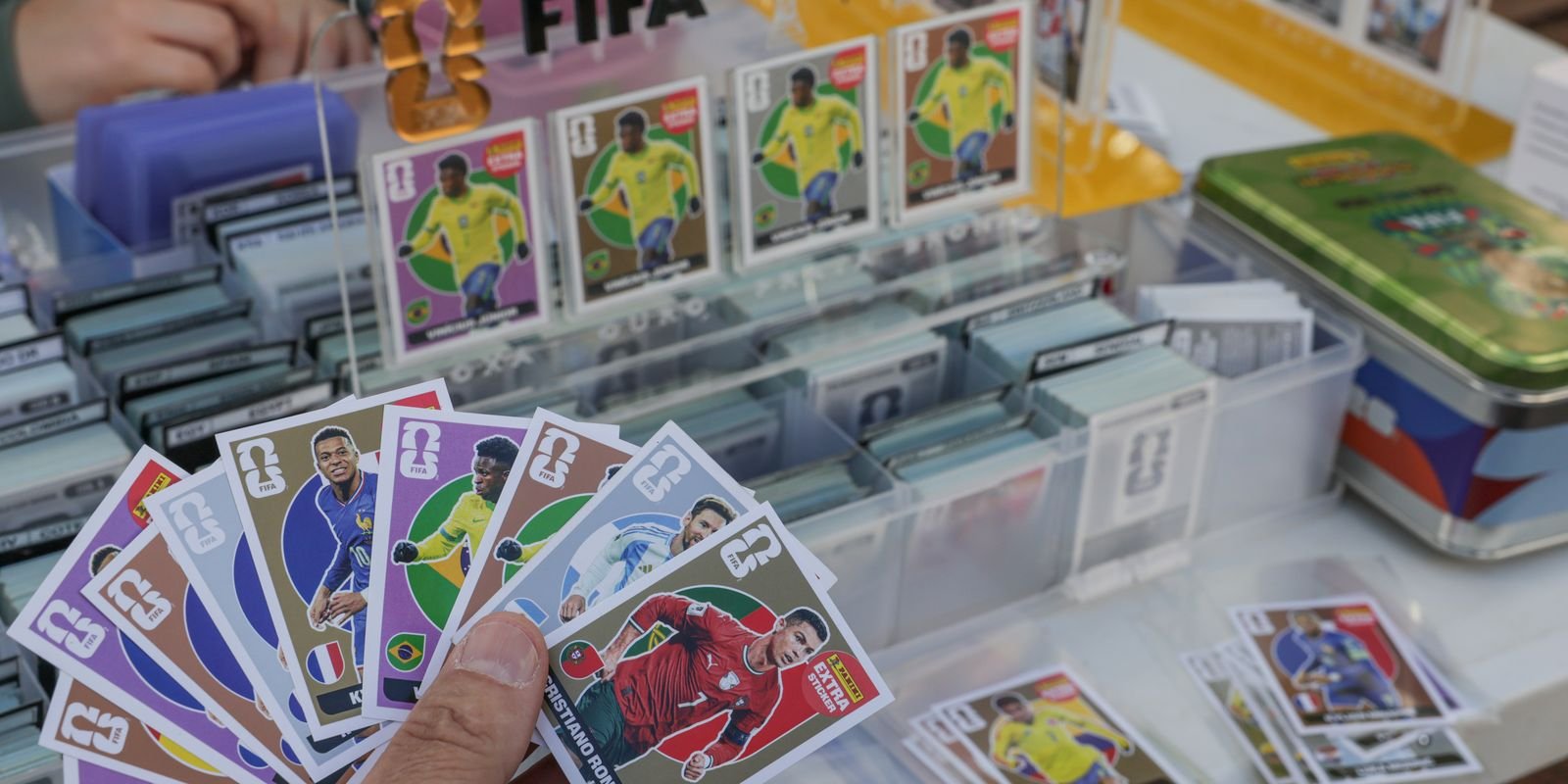 Troca de figurinhas pode atenuar alto custo do álbum da Copa do Mundo 5 0d4a8680
