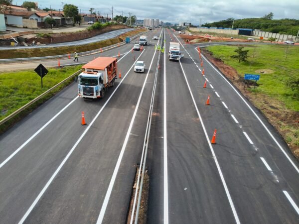 15 06 26 A deputada Professora Bebel diz que as obras na SP 304 so foram realizadas agora porque recebeu investimento do governo federal atraves do BNDES