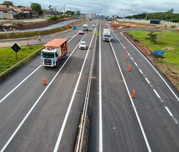 Bebel: governo Lula destinou R$30 milhões para obras na SP-304 14 15 06 26 A deputada Professora Bebel diz que as obras na SP 304 so foram realizadas agora porque recebeu investimento do governo federal atraves do BNDES
