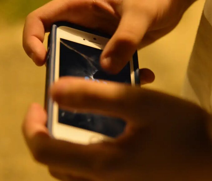 180515 jovem celular 0829