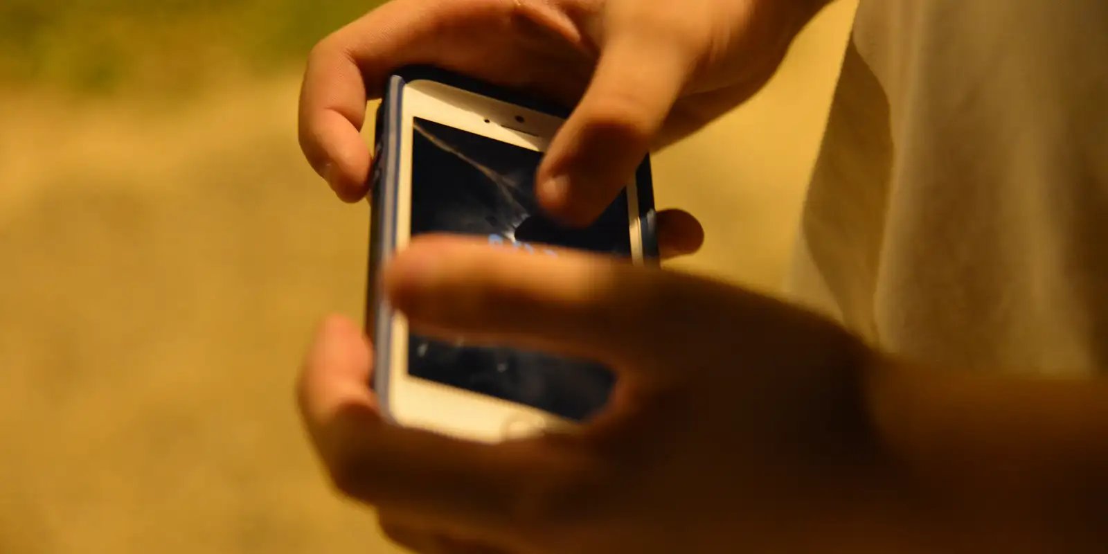 180515 jovem celular 0829