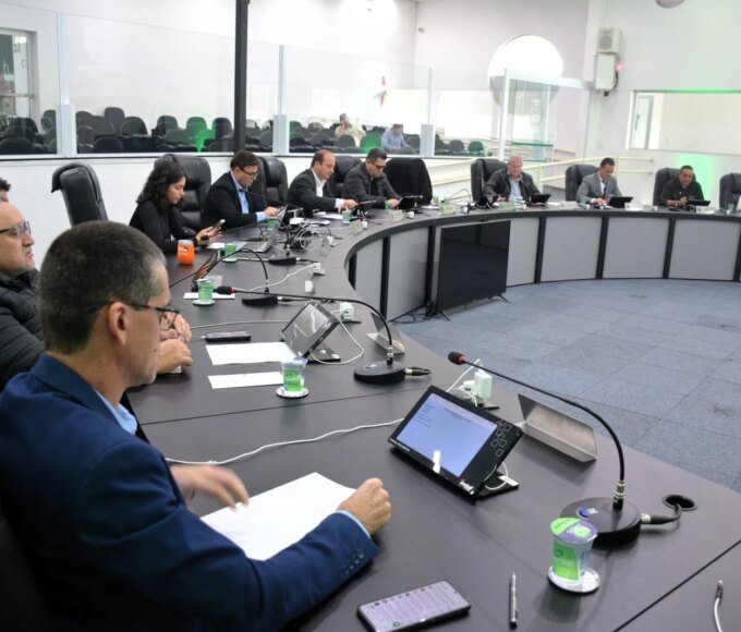 Vereadores aprovam campanha para trancistas e adiam debates sobre resíduos sólidos e poda de árvores em Santa Bárbara 14 Cabo Dorigon