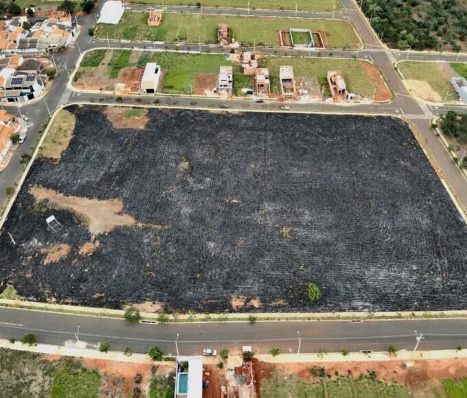 Prefeitura de Santa Bárbara identifica autor de incêndio em área e aplicará multa superior a R$ 20 mil 14 INCENDIO DRONE