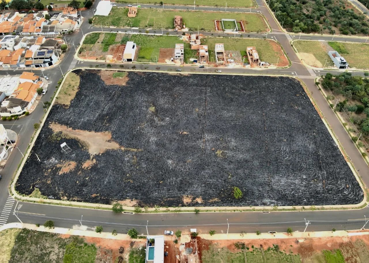 Prefeitura de Santa Bárbara identifica autor de incêndio em área e aplicará multa superior a R$ 20 mil 5 INCENDIO DRONE