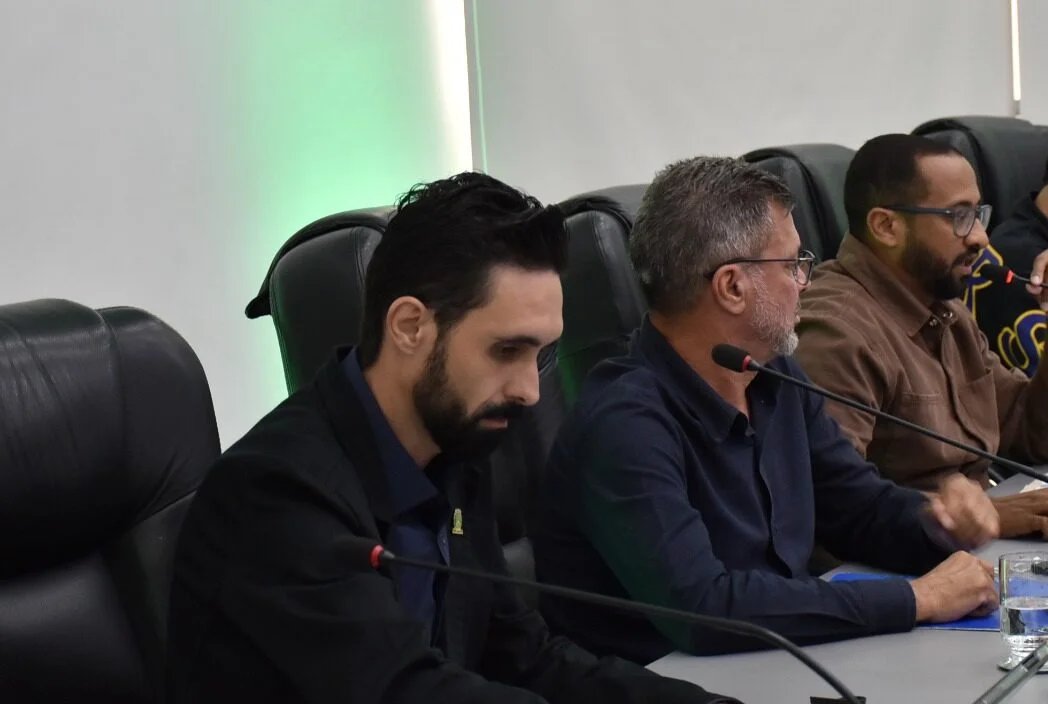 Câmara aprova três projetos e 12 moções em sessão marcada por homenagens 5 Mesa diretora e1781036829352