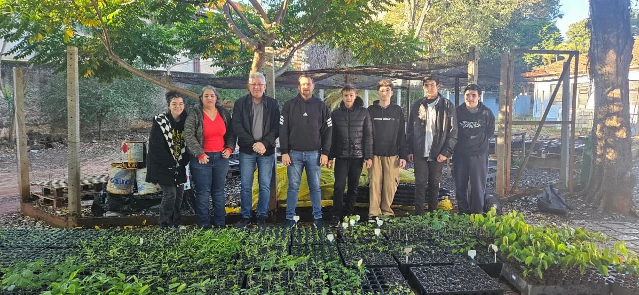 DAE de Santa Bárbara recebe mudas de árvores nativas do projeto ecológico da Escola Emílio Romi 5 WhatsApp Image 2026 06 18 at 08.59.43