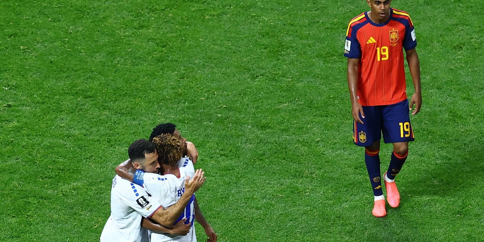 Cabo Verde segura Espanha e estreia em Copas com empate histórico 5