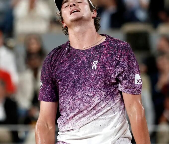 João Fonseca luta, mas dá adeus a Roland Garros após revés para Mensik 14 joao fonseca perde mensik roland garros