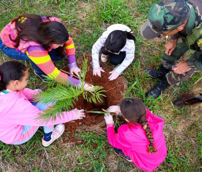 Alunos da rede municipal participam de plantio de árvores em ação ambiental promovida pela Guarda Municipal 14 plantio arvores criancas 06