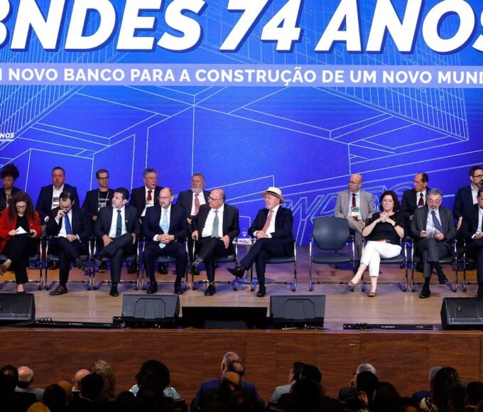 Confiança dos técnicos impulsiona bons resultados do BNDES, diz Lula 14 rbr6893 2
