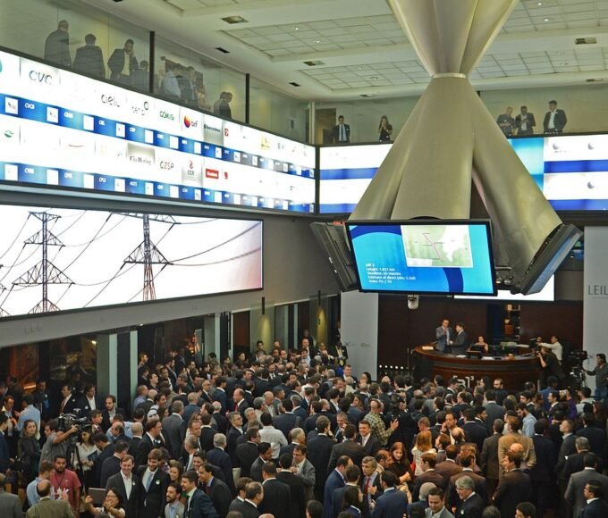 Ibovespa volta aos 174 mil pontos com aposta na Selic, e dólar cai 14 1101839 rvrsa abr121520176673 1