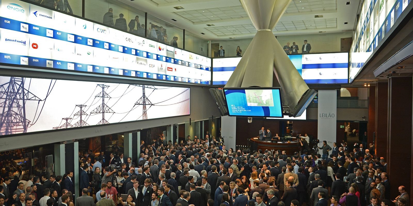 Ibovespa volta aos 174 mil pontos com aposta na Selic, e dólar cai 5 1101839 rvrsa abr121520176673 1