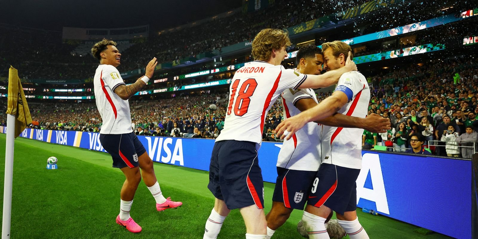 Com um a menos, Inglaterra derruba México no Azteca e segue na Copa 5 2026 07 06t022901z 1037880808 up1em7606pfdt rtrmadp 3 soccer worldcup mex eng