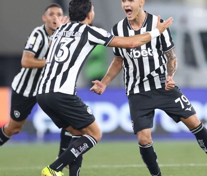 Com gol no último lance, Botafogo bate Santos na volta do Brasileirão 14 55398591438 3c7f81237f o