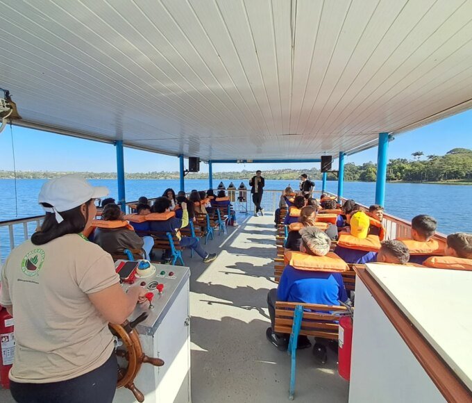 Suzano amplia acesso à educação ambiental e beneficia 300 pessoas por mês em Americana 14 Barco escola 1