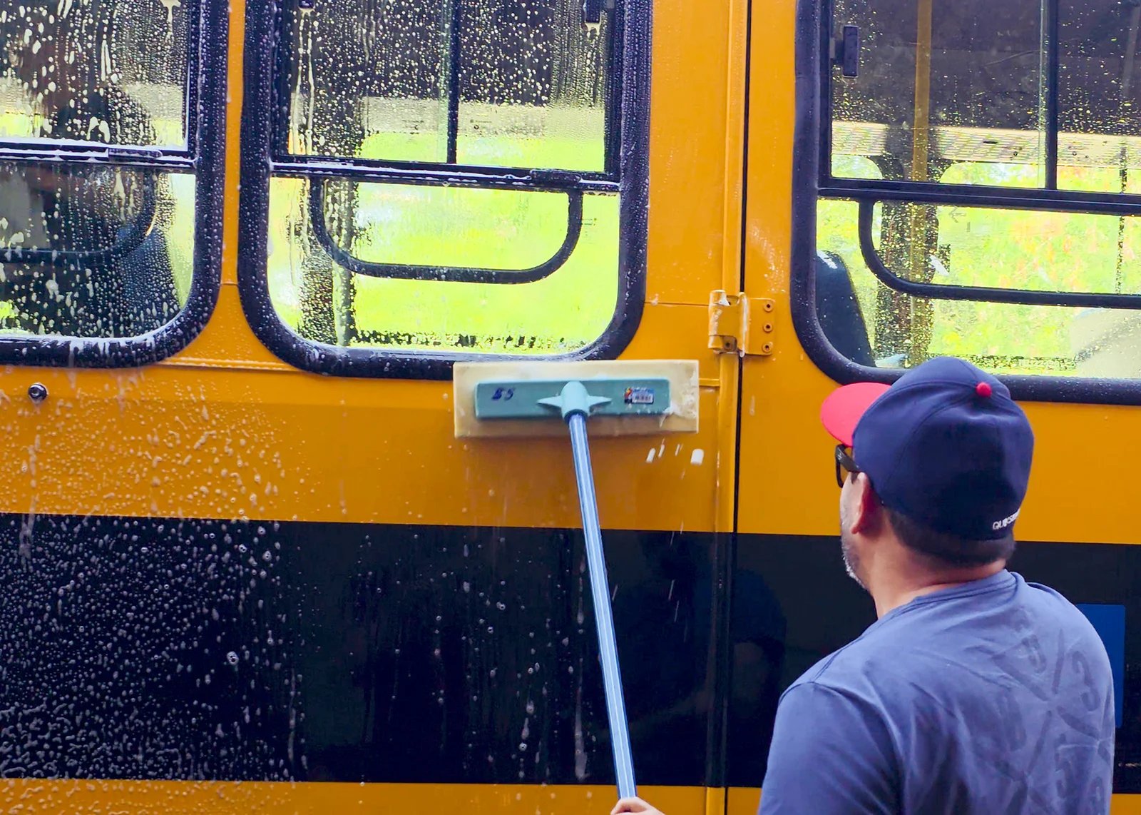 Prefeitura intensifica limpeza da frota do transporte escolar durante férias para preparar retorno às aulas em Santa Bárbara d'Oeste 5 Limpeza no transporte escolar 1