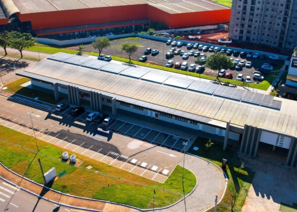Paineis solares Terminal Leste 1