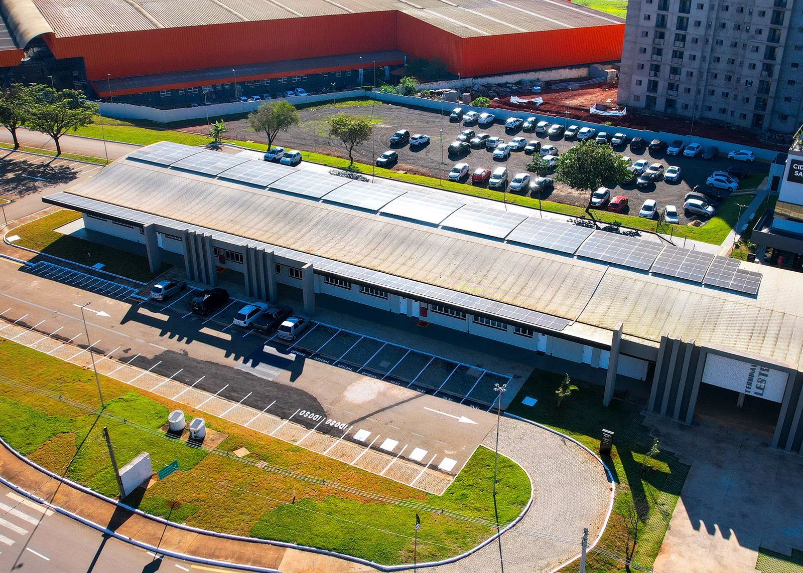 Paineis solares Terminal Leste 1