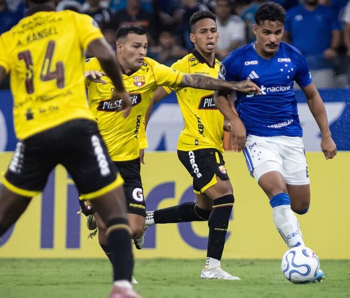 Conheça opções do Brasil para a próxima Copa; meio-campo é o foco 14 com foco no meio saiba quem pode defender o brasil na proxima copa02