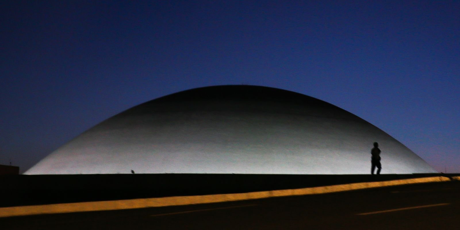 Congresso aprova medidas de divulgação em massa do Ligue 180 5 monumentos brasilia 3103201335