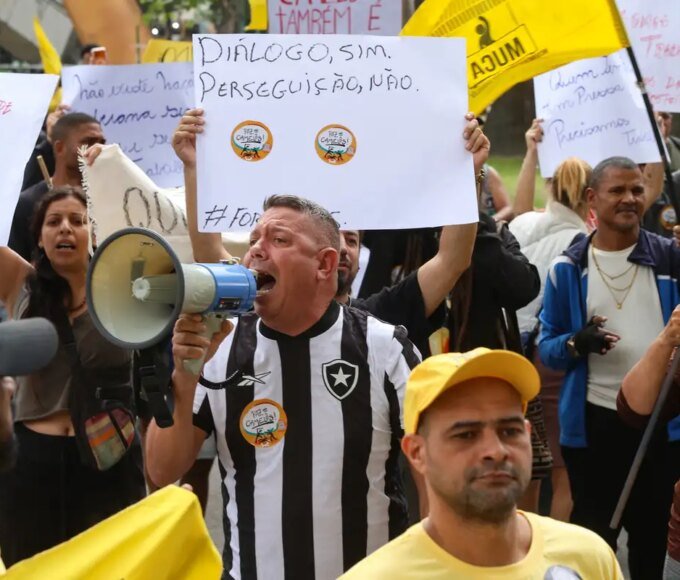 Camelôs protestam contra programa da prefeitura no Rio 14 toms2774