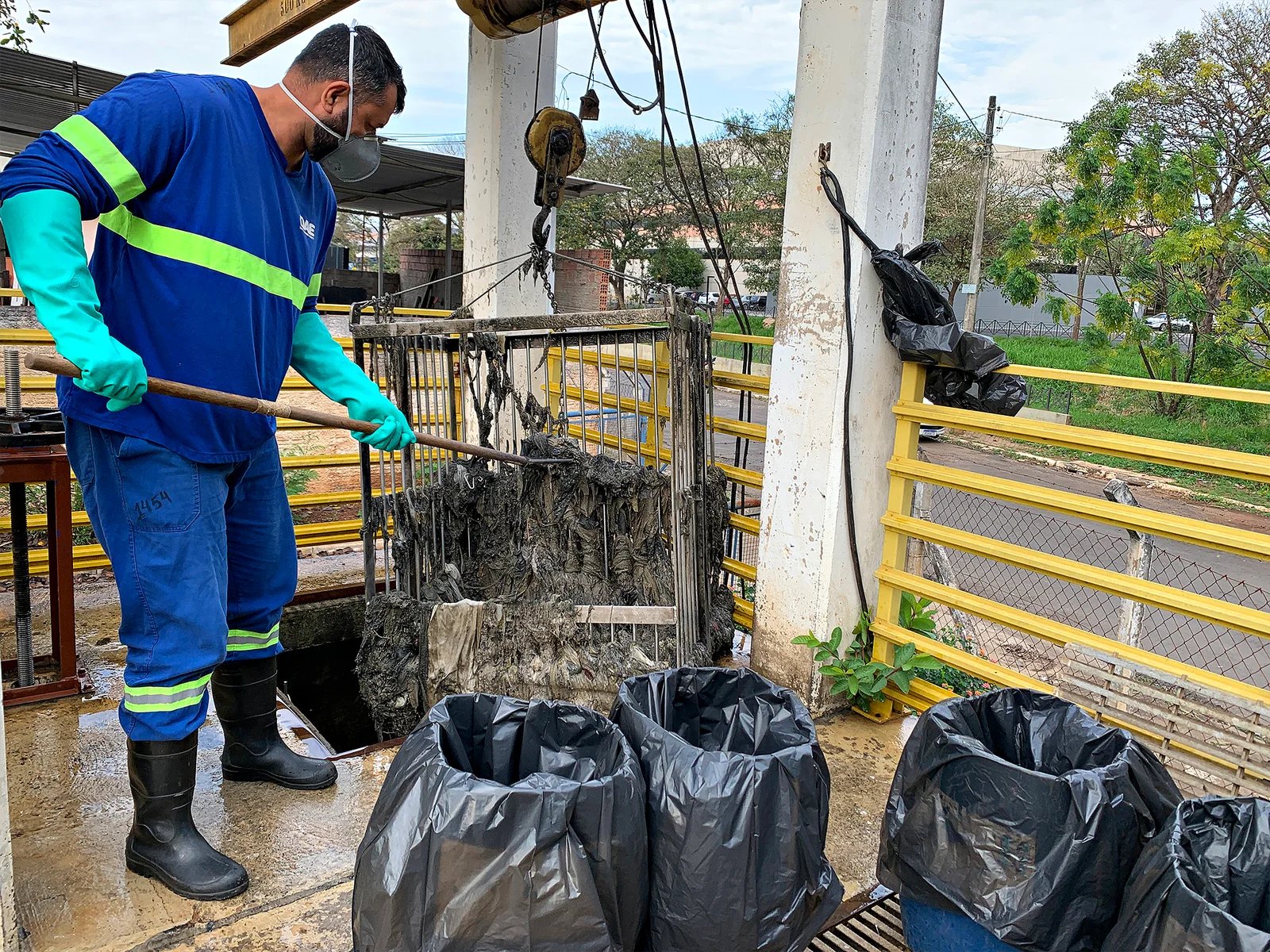 DAE de Santa Bárbara retira grande quantidade de lixo irregular em limpeza de elevatória de esgoto 5 IMG 6569