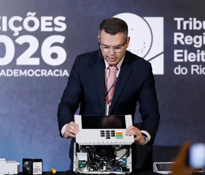 TRE-RJ abre urna para o público e defende segurança do voto eletrônico 14 d6a3480