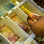 Trabalhadores nascidos em novembro e dezembro recebem abono salarial 10 dinheiro caixa mcajr abr 2907221125