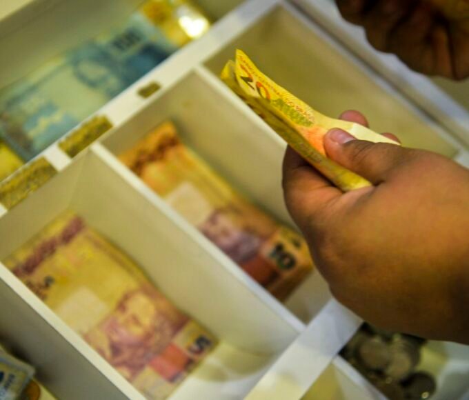 Trabalhadores nascidos em novembro e dezembro recebem abono salarial 14 dinheiro caixa mcajr abr 2907221125