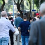 pessoas esperam em ponto de onibus no centro do rio de janeiro2906219990