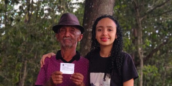 thauany e o avo vao votar no dia 4