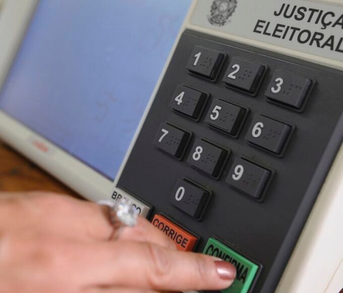 RJ: quase 13 milhões de eleitores estão aptos a votar no 1º turno 14 urna menor