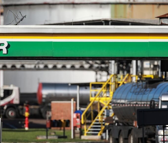 Petrobras aumenta diesel, mas subsídio mantém valor final; entenda 19 2019 05 07t131900z 6993045 rc15f3e59060 rtrmadp 3 petrobras divestiture refineries