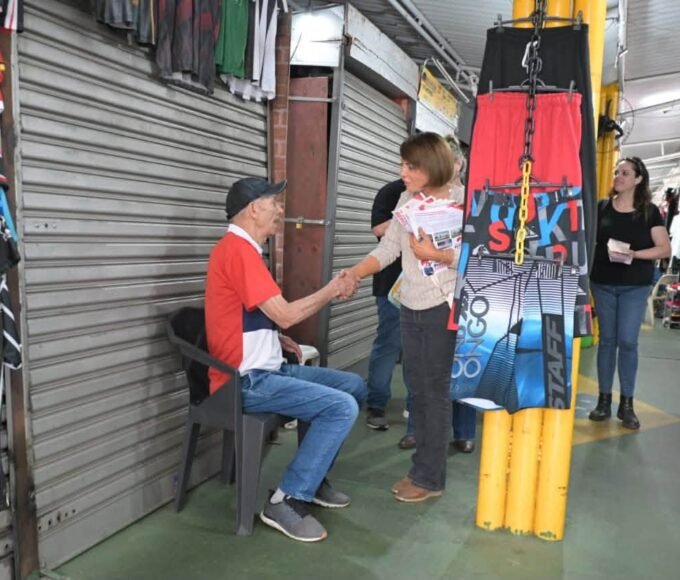 Bebel denuncia e cobra do prefeito solução para alagamento no Camelódromo 14 25 09 26 A Professora Bebel tomou conhecimento dos probelmas no camelodromo ao visitar o local nesta semana