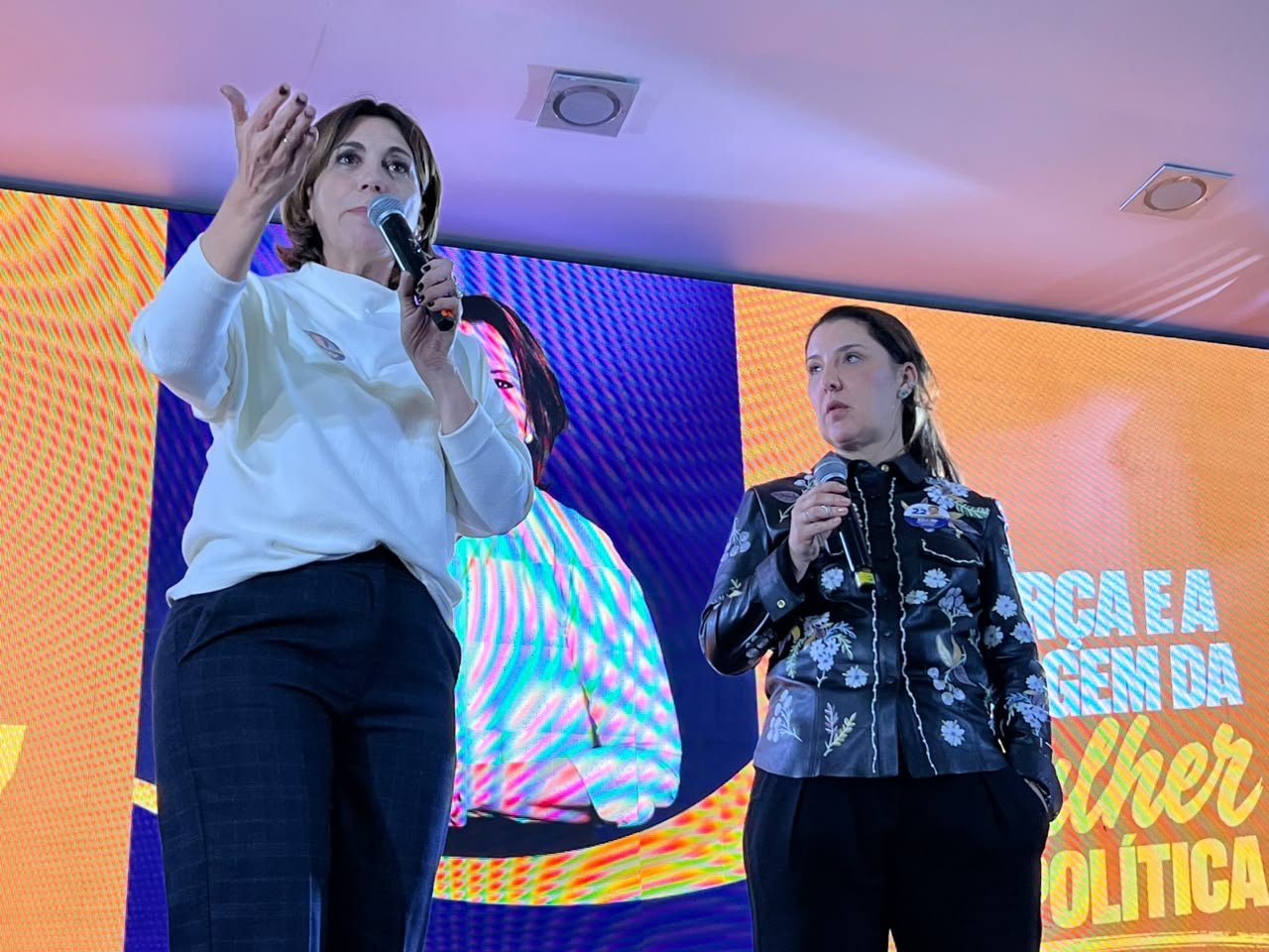 Cotada para ministra de Flávio Bolsonaro, Dani Marques vai a Santos-SP pedir voto para Rosana Valle e Tenente Coimbra 9 3