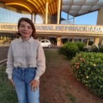 A deputada Professora Bebel em frente ao Hospital Regional que recebeu recursos do seu mandato popular