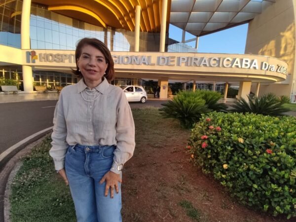 A deputada Professora Bebel em frente ao Hospital Regional que recebeu recursos do seu mandato popular