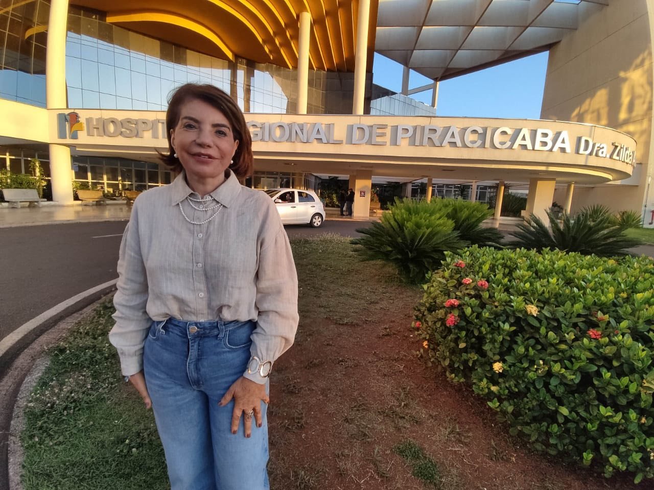 Bebel busca terceiro mandato com mais de R$ 103 milhões viabilizados para Piracicaba 5 A deputada Professora Bebel em frente ao Hospital Regional que recebeu recursos do seu mandato popular