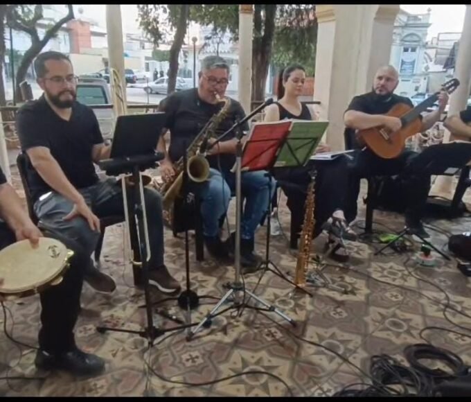 Secretaria de Cultura mantém programa Domingos Musicais com apresentações gratuitas no Coreto da Praça Central 14 Seresteiros no coreto