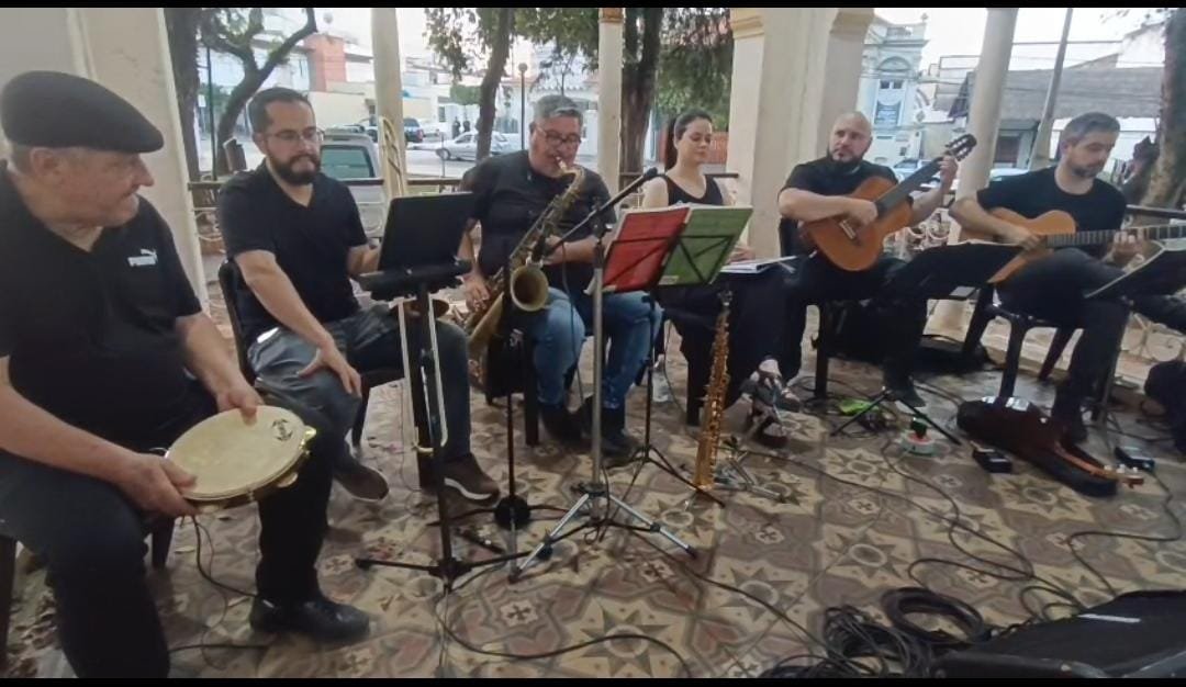 Secretaria de Cultura mantém programa Domingos Musicais com apresentações gratuitas no Coreto da Praça Central 5 Seresteiros no coreto