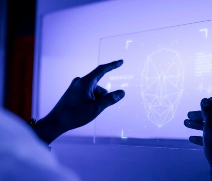 Flávio e PL lideram uso indevido de IA, diz observatório 14 designer usando uma tecnologia futurista de tela de tablet digital transparente