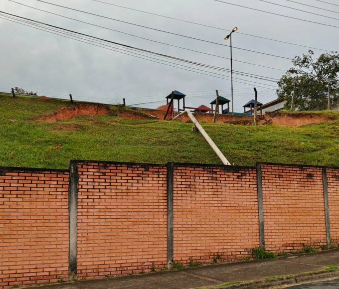 Vereador Carlos Fontes cobra providências sobre erosão próxima ao parquinho do CIEP “Profª Therezinha de Castro Pacheco Sbravatti” 12 erosao