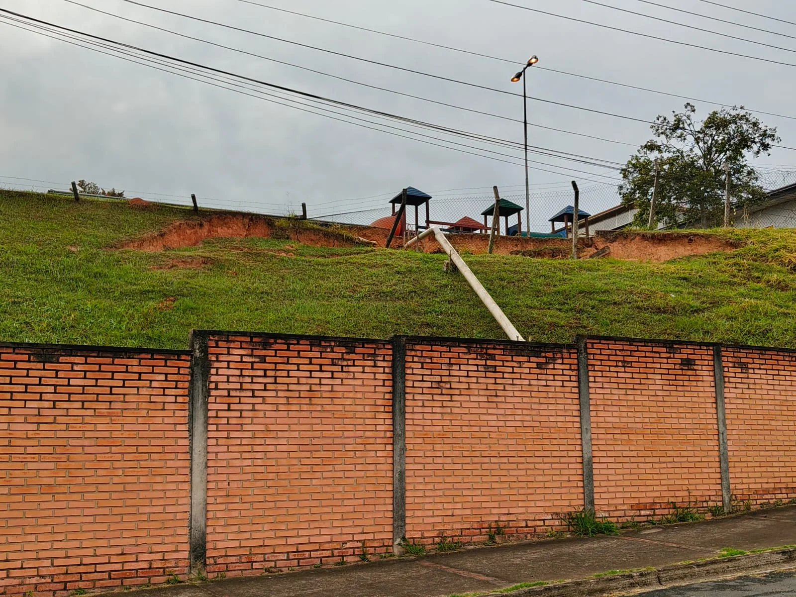 Vereador Carlos Fontes cobra providências sobre erosão próxima ao parquinho do CIEP “Profª Therezinha de Castro Pacheco Sbravatti” 5 erosao