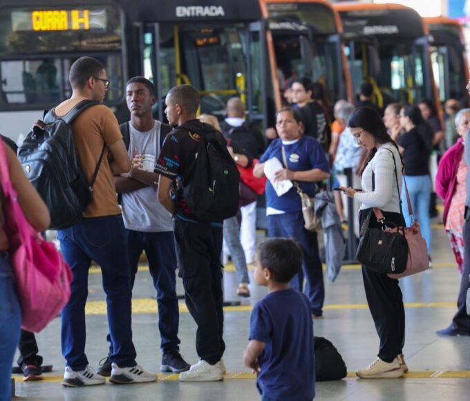 Setor de serviços fica estável em julho e sobe 2,4% em 12 meses 15 pzzb3341