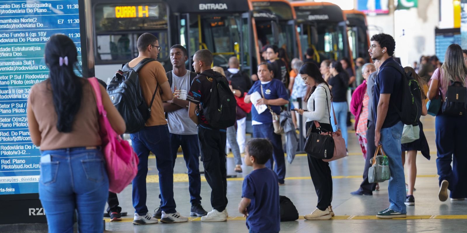 Setor de serviços fica estável em julho e sobe 2,4% em 12 meses 5 pzzb3341