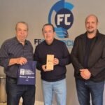 Luiz Carlos Motta garante terceiro mandato de deputado federal com 112.854 votos 10 08 10 26 O deputado federal Luiz Carlos Motta entre Roberto Previde e Vitor Roberto que estiveram coordenando sua campanha na regiao e1791465850300