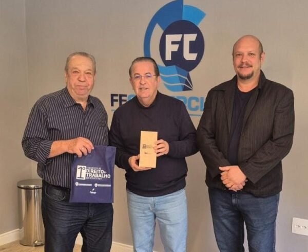 08 10 26 O deputado federal Luiz Carlos Motta entre Roberto Previde e Vitor Roberto que estiveram coordenando sua campanha na regiao e1791465850300