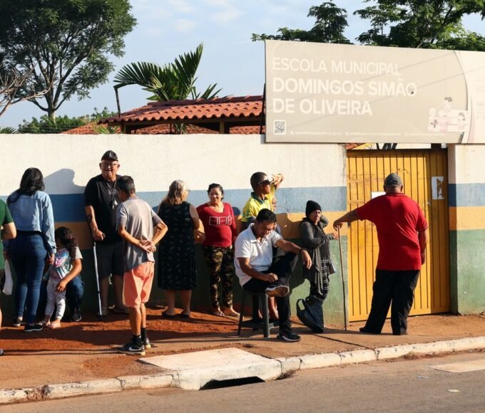 Analfabetos e ex-alunos votam sob emoção em escola que já foi curral 14 0d7a0518.jpg