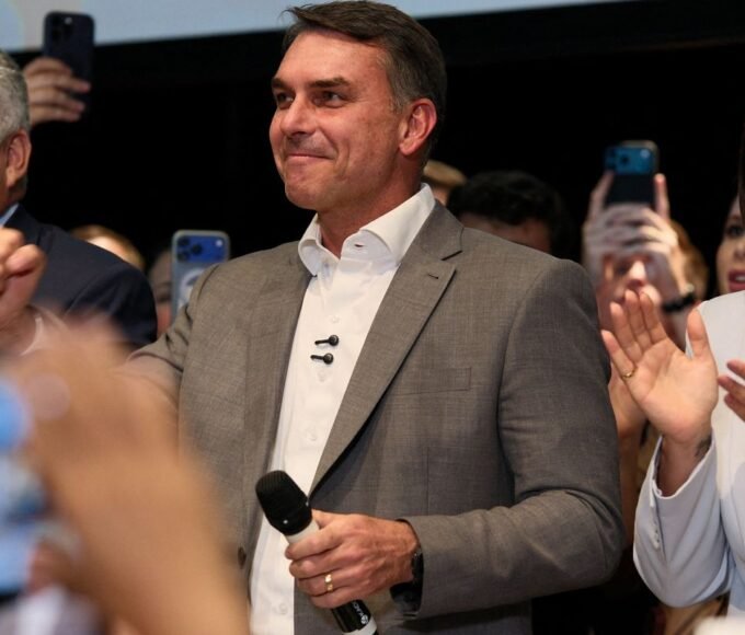 Flávio Bolsonaro recebe apoio de partidos e fala em mudar Constituição 15 2026 10 07t200828z 1176550087 rc2jyna5wpib rtrmadp 3 brazil election